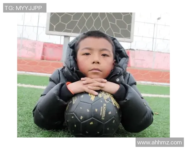 足球明星的儿子颜值爆表成为新一代帅哥引发热议